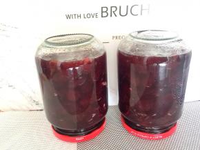 装入罐头瓶中，趁热拧紧瓶盖，倒扣，自然凉透后存放阴凉通风处