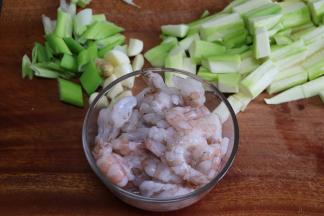 葱切小段，姜切片、蒜切小块，西葫芦切小块。