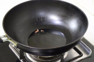 热锅放油，油热后加半个八角，出香。