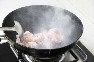 加入虾仁，翻炒变色。