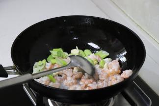 加入葱姜蒜，倒入炒匀。