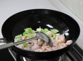 加入葱姜蒜，倒入炒匀。