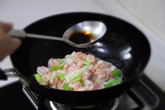 加入生抽。翻炒