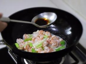 加入生抽。翻炒