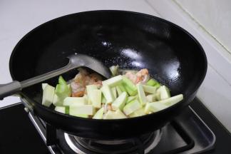 倒入西葫芦块。继续翻炒。