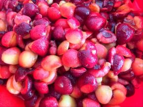 放在一个无水无油的容器中，加入糖、挤入柠檬汁拌匀