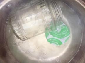 熬酱同时可以把罐头瓶洗净，用开水煮五分钟后自然晾干备用
