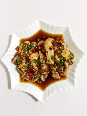 把调好的料汁儿淋在上面即可。