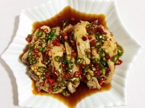 把调好的料汁儿淋在上面即可。