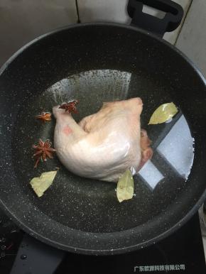 鸡腿冷水下锅，放入八角，香叶和料酒煮开后转中火煮25分钟，关火焖5分钟。