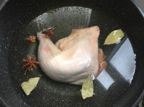 鸡腿冷水下锅，放入八角，香叶和料酒煮开后转中火煮25分钟，关火焖5分钟。