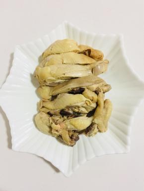 把晾好的鸡腿斩成小块儿，摆盘。