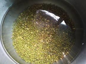 把绿豆和水倒入高压锅，水量看自己喜欢来放