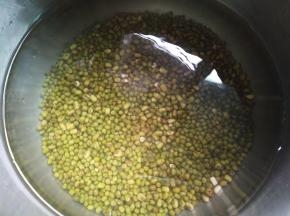 把绿豆和水倒入高压锅，水量看自己喜欢来放