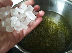 加入适量的冰糖