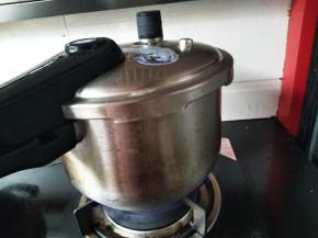 合盖，开大火，上汽后煮3分钟，关火焖15分钟（我用自来水冲，放气的）