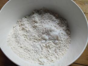 面粉和红薯淀粉、盐倒入容器