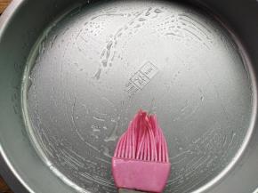 披萨盘涂抹少量的玉米油（不粘容器都可以）