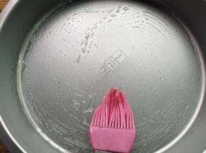 披萨盘涂抹少量的玉米油（不粘容器都可以）