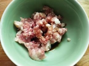 肉沫加适量调料搅拌均匀