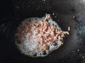 锅里加入适量的油，爆炒几下