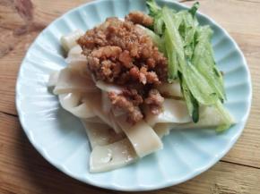 凉皮切条，黄瓜刨丝