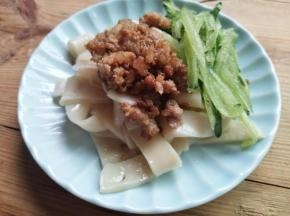 凉皮切条，黄瓜刨丝