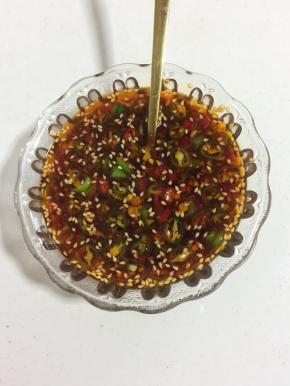 蒜末，青红尖椒圈，一勺自制辣椒油，一勺糖，一勺盐，一勺鸡精，两勺生抽，两勺香醋，一勺香油，一勺仲景花椒油，搅拌均匀调成料汁儿备用。