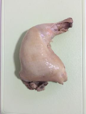 激冷的鸡腿捞出，沥干水分，表面擦少许香油，晾干备用。