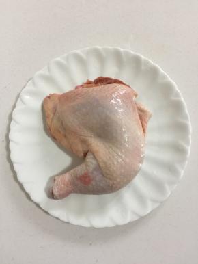 鸡腿清洗干净备用。