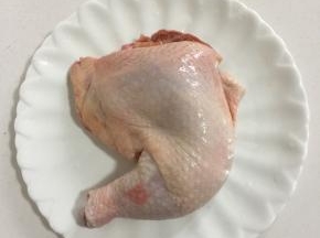 鸡腿清洗干净备用。