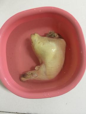 焖好的鸡腿过凉后放在提前准备好的冰水中迅速激冷。