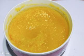 以上配方适用于学厨金色13寸不粘加深长方形蛋糕烤盘一份用量。
南瓜去皮切片蒸熟，用勺子压成泥。