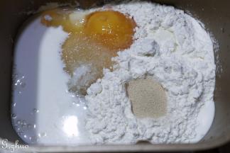 除黄油和杏仁片以外，把食材一同放入东菱面包桶。