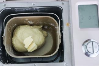 启动和面程序10分钟后加入黄油，再次启动和面程序10分钟