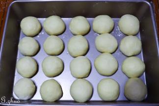 揉匀，平均分割成20个面团，排列整齐，盖上保鲜膜。(差不多每个45克)