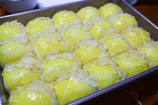 表面刷一层蛋黄液或是牛奶，随意撒上杏仁片或是白芝麻都不错。