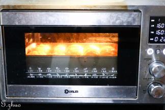 放入东菱烤箱，上下火160度，最底层烘烤30分钟，无需预热烤箱。