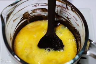 分两至三次加入打散的蛋液拌匀。