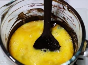 分两至三次加入打散的蛋液拌匀。