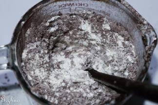 筛入低粉，可可粉，和泡打粉拌匀。