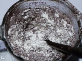 筛入低粉，可可粉，和泡打粉拌匀。