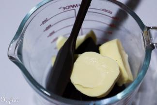 以上食材适用于学厨金色12连不粘无比牌曲奇模具一份用量。
黄油，黑巧克力隔开水融化，加入糖粉搅匀。