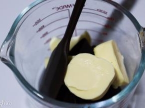 以上食材适用于学厨金色12连不粘无比牌曲奇模具一份用量。
黄油，黑巧克力隔开水融化，加入糖粉搅匀。