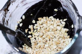 加入花生碎再次拌匀。