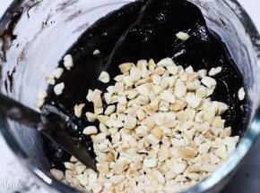 加入花生碎再次拌匀。