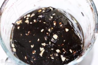 盖上保鲜膜，放入冰箱冷藏一夜变硬。