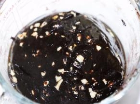 盖上保鲜膜，放入冰箱冷藏一夜变硬。