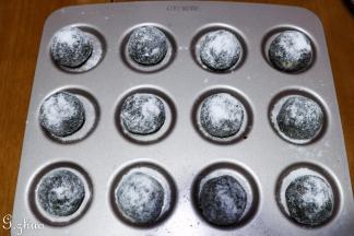 第二天取出平均分成12块，揉圆，裹上糖粉，放入模具中。