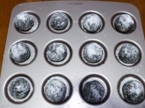 第二天取出平均分成12块，揉圆，裹上糖粉，放入模具中。